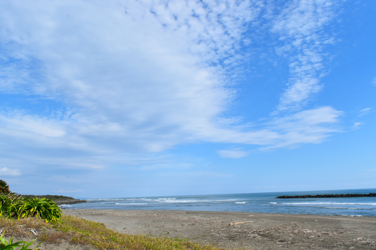 宮崎県高鍋町の蚊口浜。海岸と青空、雲の風景。